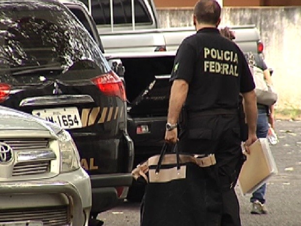 Policial federal carrega material apreendido durante a Operação Fratelli (Foto: Reprodução / TV Tem)