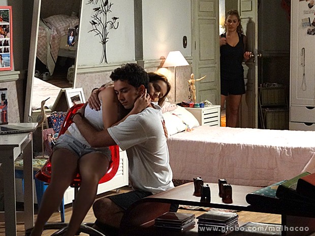 Meg escuta Ben se declarando a Anita e flagra abraço carinhoso entre eles (Foto: Malhação / TV Globo)
