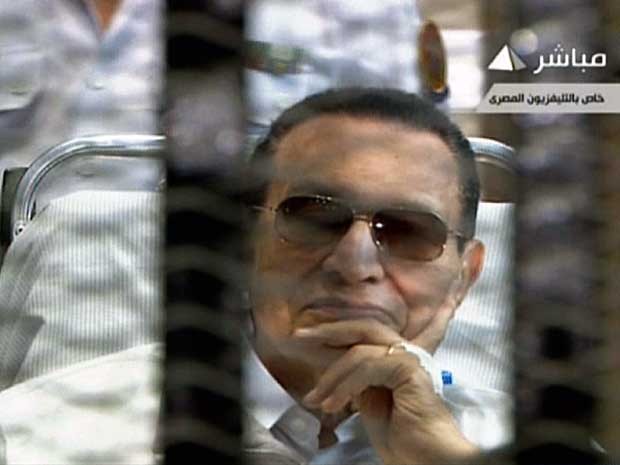 Imagem da TV estatal egípcia mostra o ex-presidente Hosni Mubarak sentado atrás das grades, durante seu julgamento na Academia de Polícia no Cairo. (Foto:  TV estatal egípcia / Via AFP Photo)