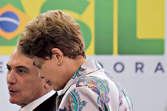 UNIDOS Dilma Rousseff e Michel Temer. Eles nunca conseguiram se aproximar – mas agora dependem  um do outro (Foto: Beto Barata/Folhapress)