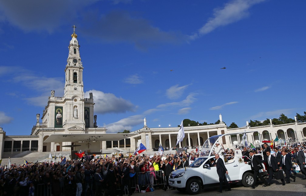 Papa Francisco chega ao Santuário de Nossa Senhora de Fátima (Foto: Tony Gentile/Reuters)