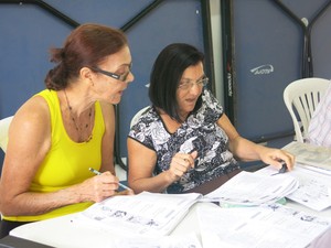 Alunas estudam o inglês no Centro de Convivência (Foto: Mariane Rossi/G1)