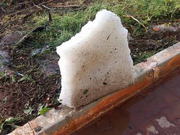 Pedra de granizo que caiu no DF durante tempestade desta terça-feira (Foto: Administração Regional de Sobradinho/Divulgação)