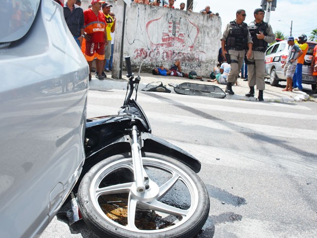 Suspeitos fugiam de uma abordagem policial quando colidiram com carro na contramão em João Pessoa (Foto: Walter Paparazzo/G1)