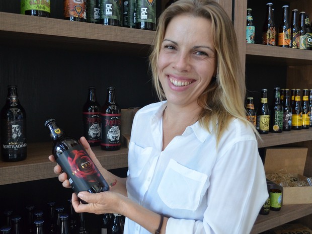 Especialista no assunto, Renata Maia diz que gosta de ser presenteada com cerveja (Foto: Adriano Oliveira/G1)