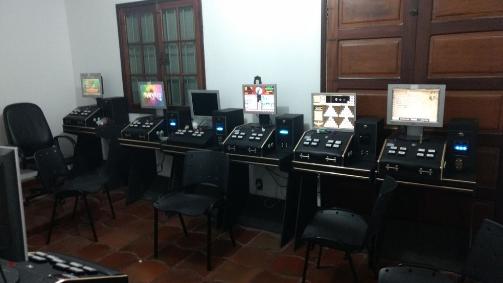 Máquinas foram apreendidas em bingo clandestino no Miramar, em Macaé (Foto: Polícia Militar/Divulgação)
