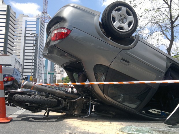 Carro capota na Rua Vergueiro, no bairro do Paraíso, na região central de São Paulo (Foto: Marcelo Elia Cury/VC no G1)