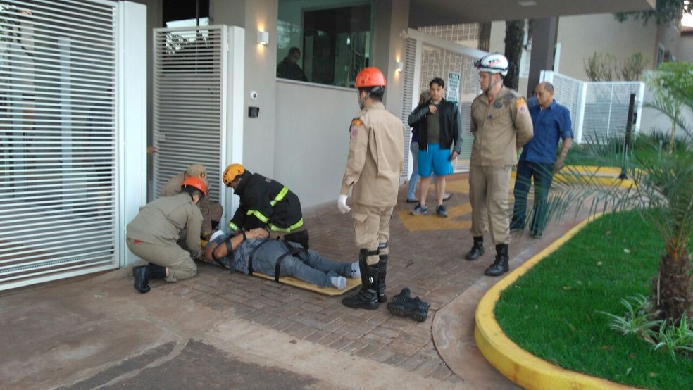 Motorista agredido foi socorrido pelo Corpo de Bombeiros (Foto: Osvaldo N&oacute;brega/TV Morena)
