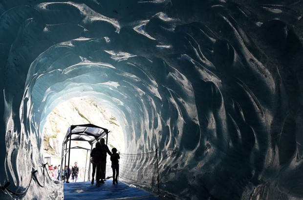 Pessoas visitam a Caverna de Gelo, no Mont Blanc, na FranÃ§a (Foto: AFP Photo/Philippe Desmazes)