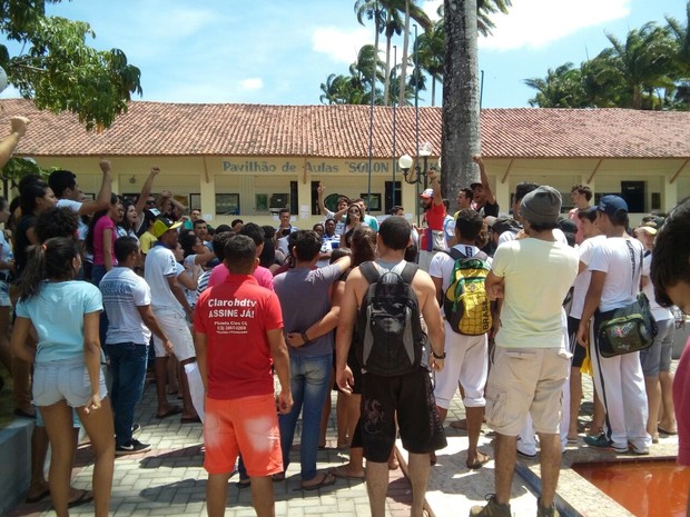 Protesto de estudantes da UFPB em Bananeiras contra PEC (Foto: Volney Andrade/TV Cabo Branco)