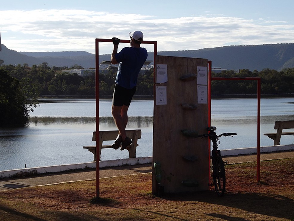 Homem faz exercícios em equipamento do Parque Cesamar em Palmas (Foto: Monique Almeida/G1)