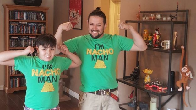 Wilson e Kenzo: para ele, pais têm de enfrentar problema e deixar preconceito de lado (Foto: Arquivo Pessoal/BBC) Wilson e Kenzo: para ele, pais têm de enfrentar problema e deixar preconceito de lado (Foto: Arquivo Pessoal/BBC)