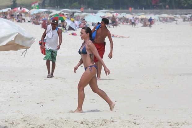 Carla Marins na praia da Barra da Tijuca, RJ (Foto: Dilson Silva / Agnews)