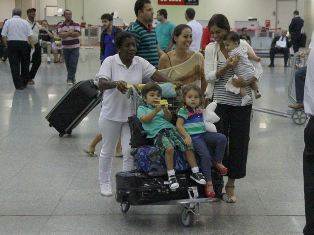 Juliana Paes com os filhos Pedro e Antonio em aeroporto no Rio (Foto: Delson Silva e Dilson Silva/ Ag. News)