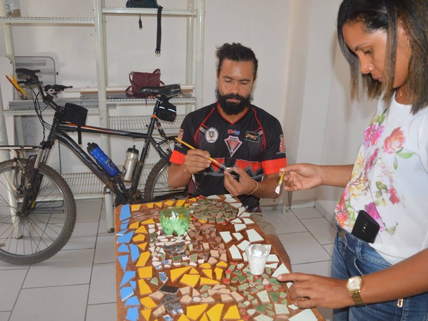 Dupa realiza atividades lúdicas com recicláveis (Foto: Luiz Henrique Costa Arruda/Arquivo Pessoal)