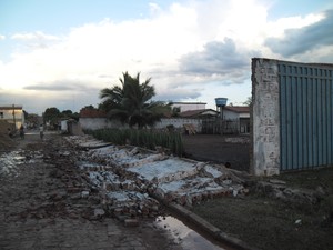 Muros de residências chegaram a desabar por conta do forte vento (Foto: Clenilton Gomes)