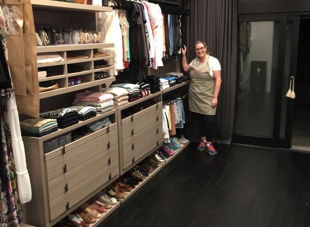 A personal organizer Carol Rosa mostra como ficou o closet depois de sua arrumação (Foto: Divulgação)
