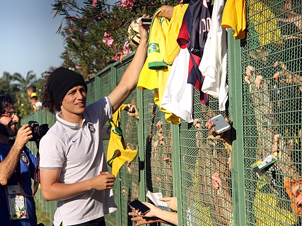 Zagueiro da seleção brasileira de futebol, David Luiz, autografando camisas de torcedores em Brasília (Foto: Ricardo Moreira / G1)