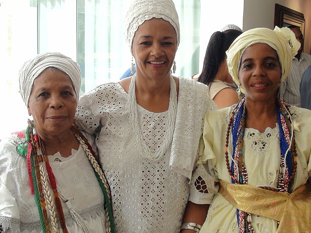 Baianas Norma, Rita e Meirejane vão vender acarajé dentro da arena Fonte Nova, na Bahia (Foto: Lílian Marques/ G1)