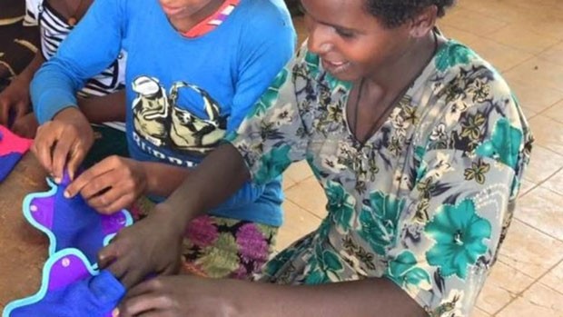Diana diz que meninas deixavam de frequentar escolas em Uganda por medo de menstruação  (Foto: BBC)