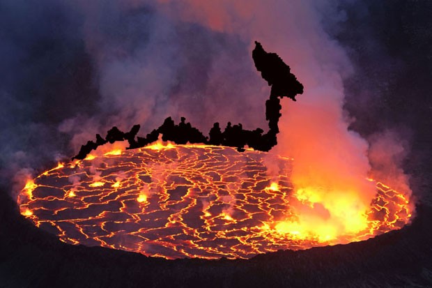 A missão coletou amostras da lava do vulcão para entender as atividades geológicas do planeta (Foto: Carsten Peter/Nat Geo Stock/Caters)