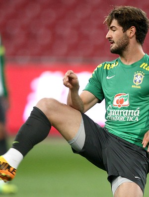 Pato treino seleção na China (Foto: Mowa Press)