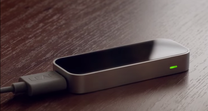 Leap Motion coloca tecnologia de captação de movimentos em aparelho do tamanho de um pendrive (Foto: Divulgação/Leap Motion)