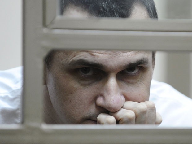 O cineasta ucraniano Oleg Sentsov durante seu julgamento nesta terça-feira (21); ele é acusado de terrorismo e tráfico de armas (Foto: Sergey Pivovarov/Reuters) O cineasta ucraniano Oleg Sentsov durante seu julgamento nesta terça-feira (21); ele é acusado de terrorismo e tráfico de armas (Foto: Sergey Pivovarov/Reuters)