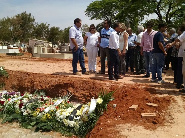 Nelson Biasoli é enterrado em Tambaú (Foto: Fabio Rodrigues/G1)