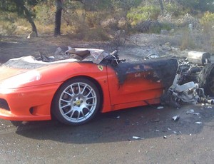 Banega, do Valencia, teve a Ferrari incendiada em  acidente. (Foto: Reprodução / Twitter)