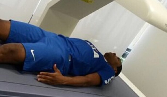 Elias passa por exames no CT e comanda Instagram oficial do clube.