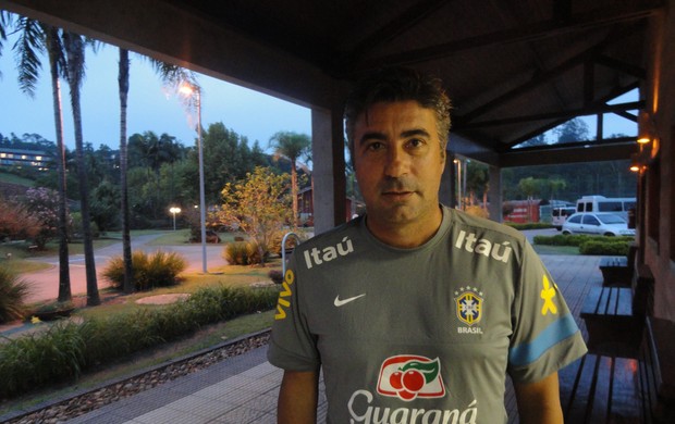 Gallo, técnico das seleções de base do Brasil, no CT de Cotia (Foto: Alexandre Lozetti)