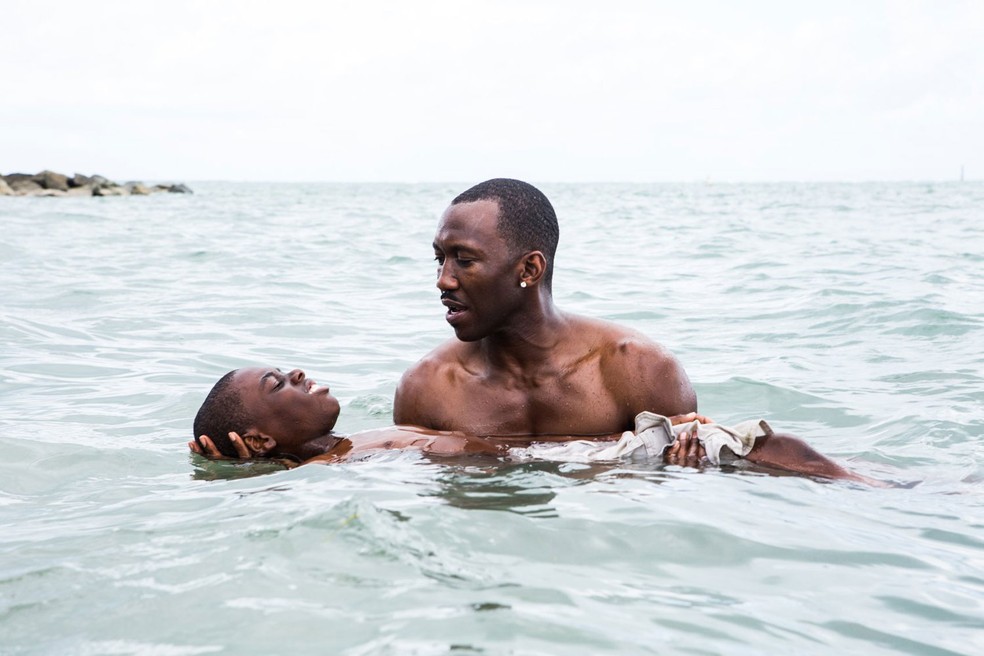 Os atores Mahershala Ali e Alex R. Hibbert em cena de 'Moonlight' (Foto: Divulgação)