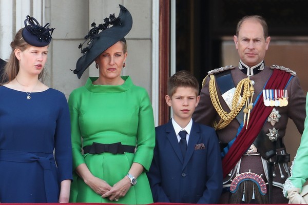 O Príncipe Edward, caçula da Rainha Elizabeth 2ª com a esposa, Sophie, e os filhos: Louise e James (Foto: Getty Images)