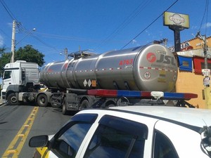 Caminhão interditou via paralela à Dutra em Caçapava. (Foto: Arquivo pessoal/Juliana)