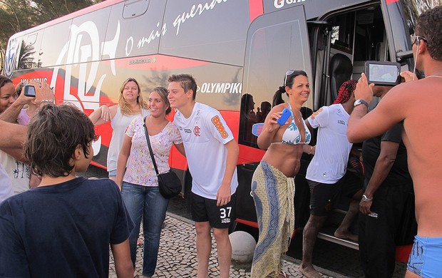 Adryan e Love posam para fotos com torcedores após treino do Flamengo na praia (Foto: Richard Souza / Globoesporte.com)