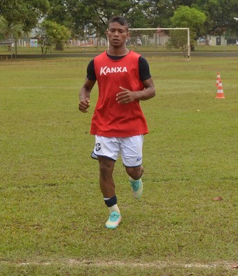 Atacante Jefferson é a última contratação do São Raimundo para a temporada (Foto: Michael Douglas/ GloboEsporte.com)
