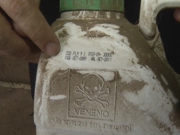 Embalagens de venenos e agrotóxicos estavam em locais inadequados (Foto: Reprodução TV TEM)