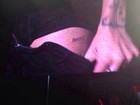 Harry Styles, do One Direction, exibe  em show tatuagem polêmica na coxa