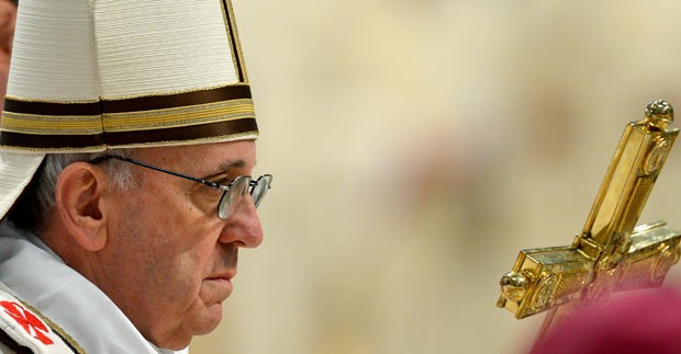 O Papa Francisco reza missa nesta quinta-feira (28) na Basílica de São Pedro, no Vaticano (Foto: AFP)