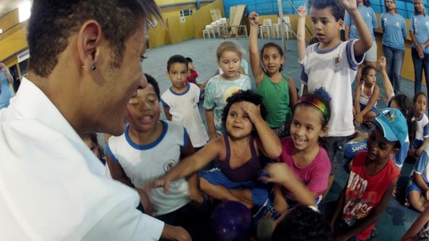 Neymar crianças (Foto: Divulgação / Helena Passarelli)