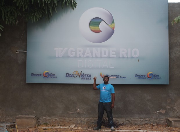 Fábio Santos trabalha na TV Grande Rio há cerca de três anos (Foto: Gabriela Canário)