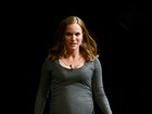 Natalie Portman exibe barrigão de grávida em vestido justinho