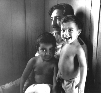 Chico Mendes em sua casa, em Xapuri (AC), com seus dois filhos, Elenira e Sandino Mendes (Foto: Reprodução/Wikipedia)