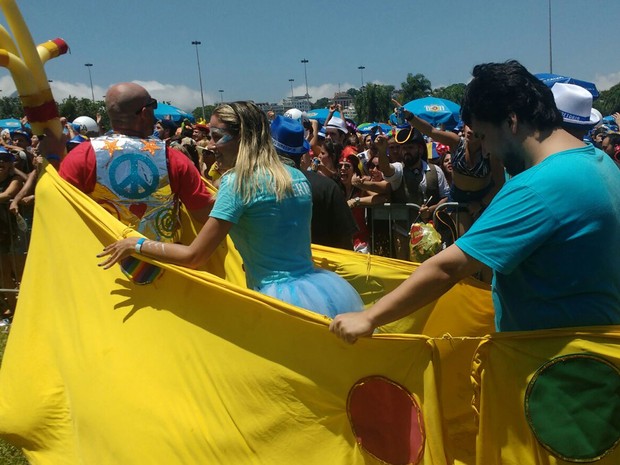 Fantasia de "submarino amarelo" fez sucesso no Sargento Pimenta (Foto: Elisa Souza/G1 Rio)