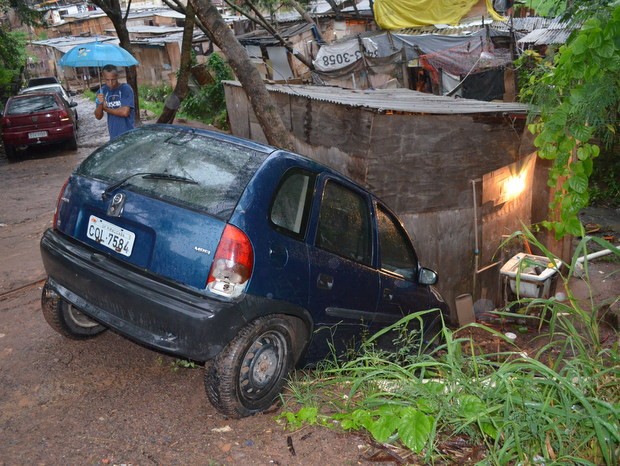 G1 Pedreiro Perde O Controle E Carro Fica Pendurado Em Favela De