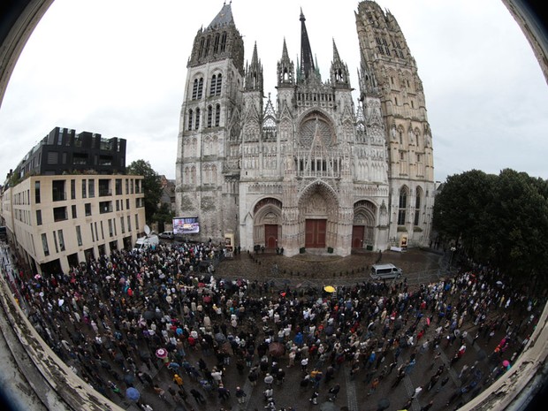 Cerca de 2 mil pessoas participaram do funeral do padre Jacques Hamel na Catedral de Rouen (Foto: Joel Saget/AFP)