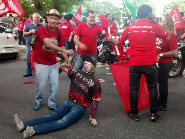 Manifestante levou boneco representando o juiz Sérgio Moro (Foto: Andre Teixeira/G1)