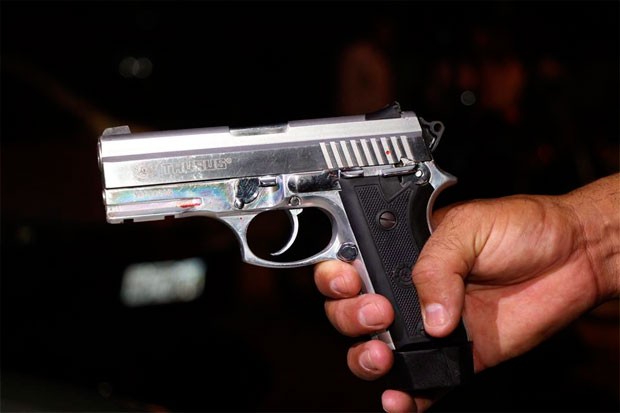 Homem que morreu na troca de tiros usava uma pistola (Foto: Marcelino Neto/O Câmera)