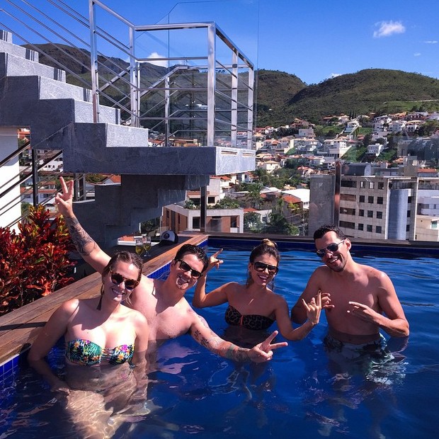 Paula Fernandes com amigos (Foto: Reprodução/Instagram)